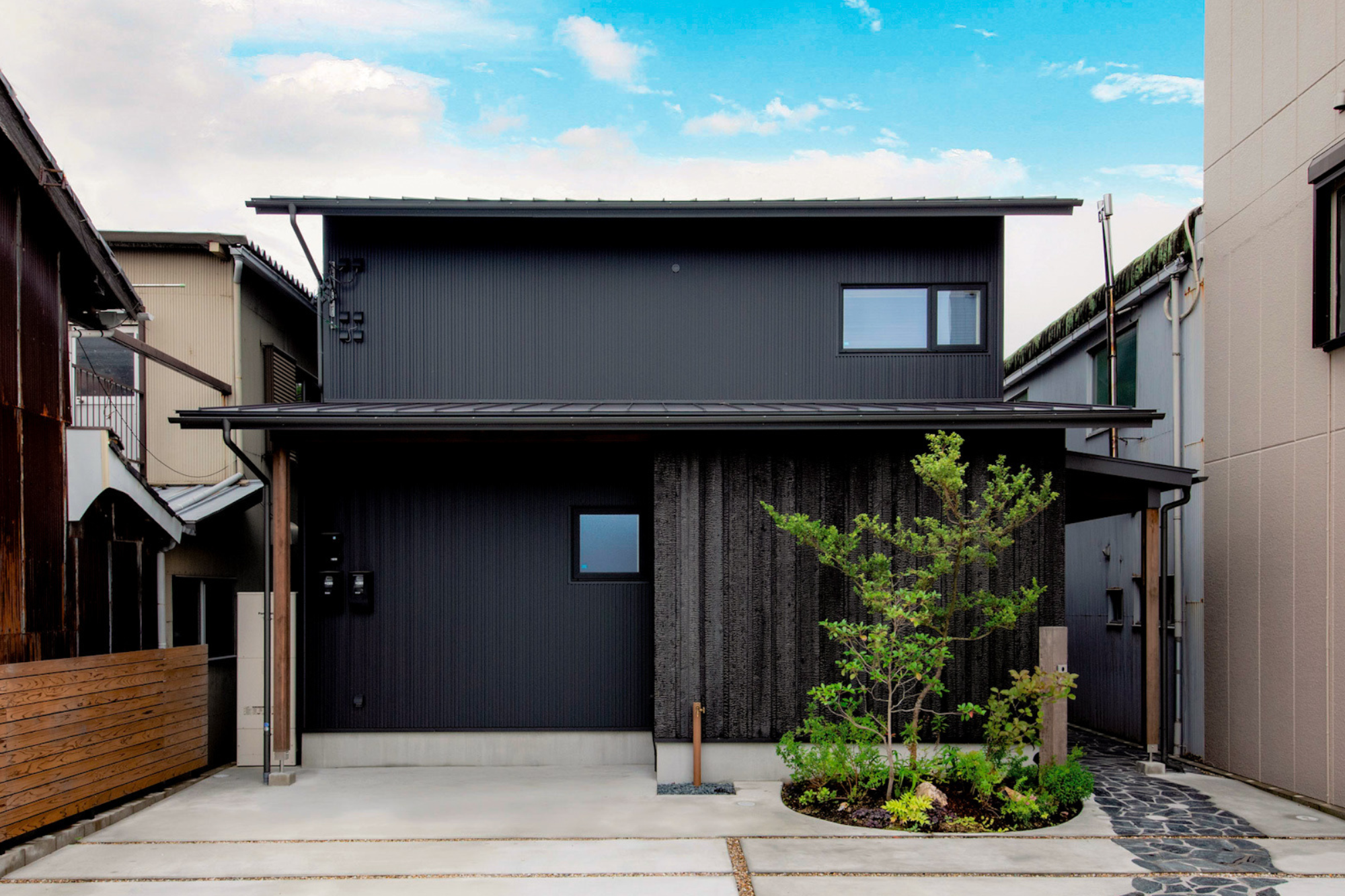 中庭を囲む二世帯住宅 画像