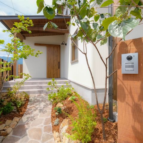 小さな大屋根の家