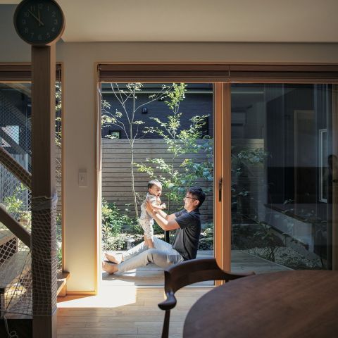 中庭を囲む木の家