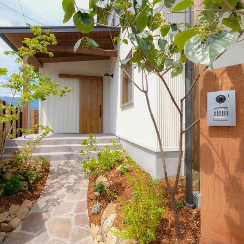 小さな大屋根の家