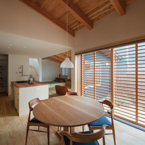 中庭のある木の家