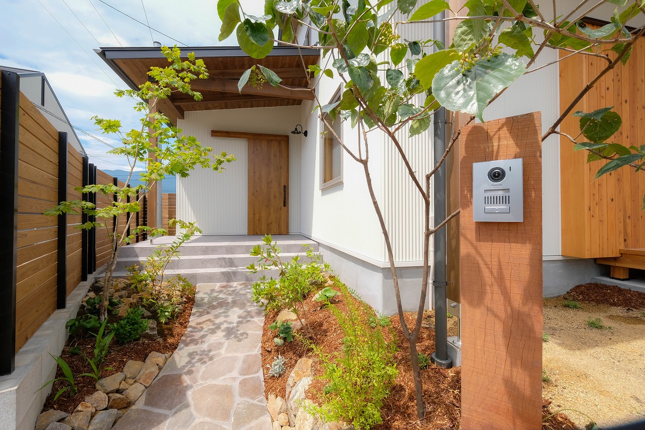 小さな大屋根の家